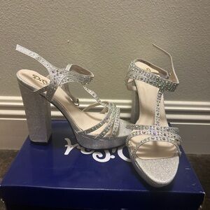 Purchased from David’s bridal. Never worn. Only tried on 2 times